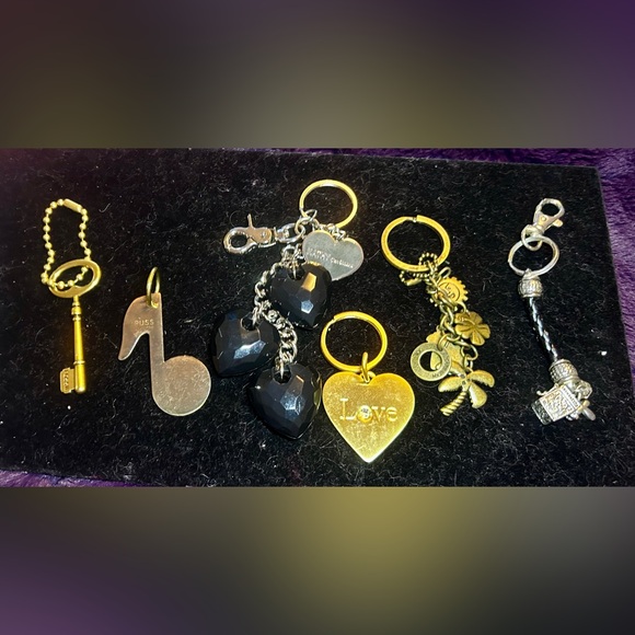 Fossil Accessories - Fossil & Russ, Black and Gold Heart Keychain Set